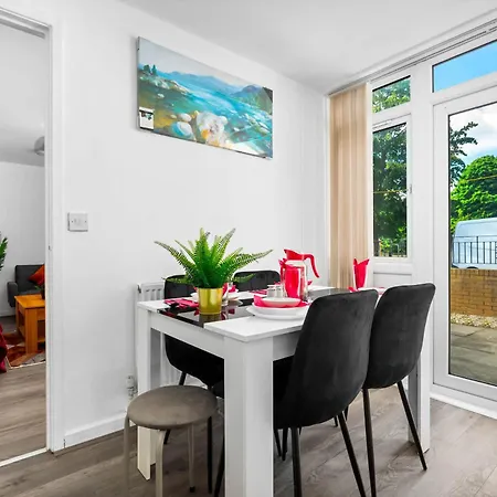 Luxury New House With Free Parking * Birmingham